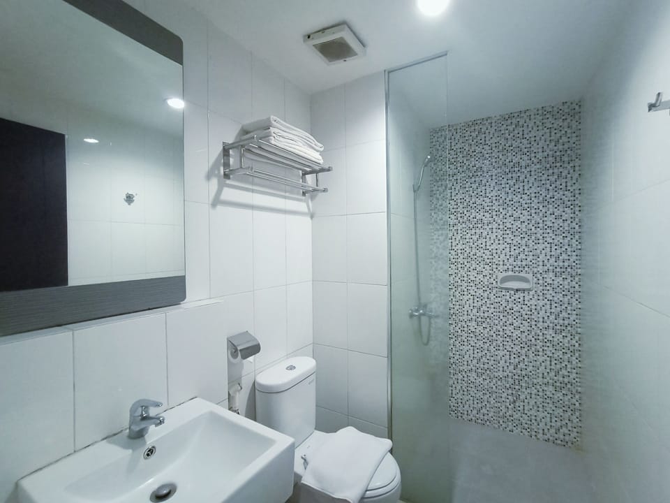 Deluxe Triple Room | Bathroom | Shower, free toiletries, hair dryer, slippers