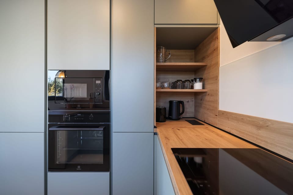 Microwave, oven, dishwasher, coffee/tea maker
