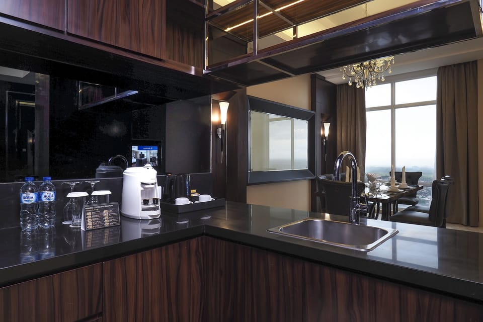 Coffee/tea maker, fridge, electric kettle