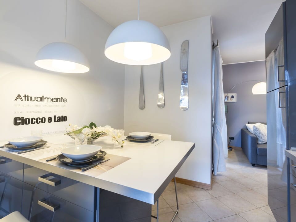 Table, Property, Furniture, Building, Interior Design, Plant, Lamp, Floor, Desk, Wall