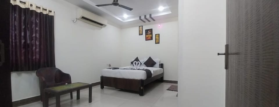 Classic Apartment | 10 bedrooms, desk, laptop workspace, free WiFi