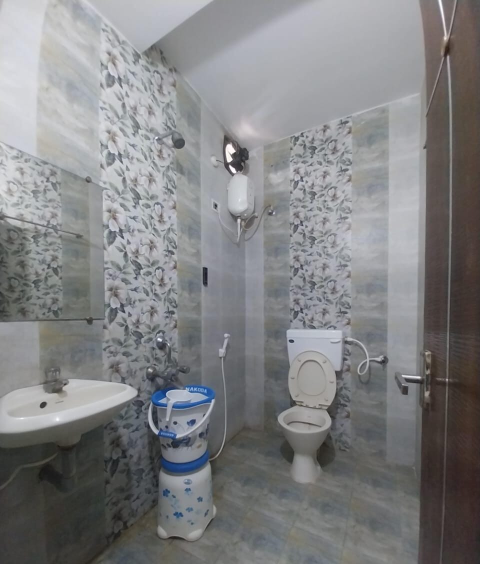 Classic Apartment | Bathroom | Shower, free toiletries, towels, soap