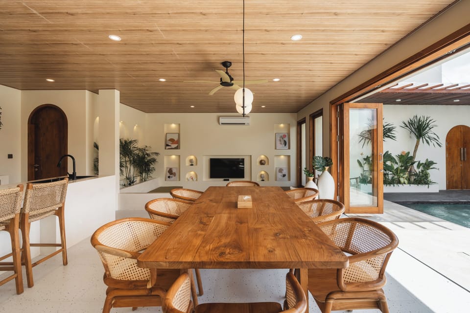 Deluxe Villa, 3 Bedrooms, Balcony, Pool View | Dining room