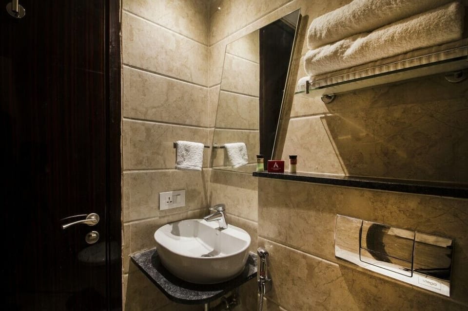 Basic Double or Twin Room, City View | Bathroom | Shower, free toiletries, hair dryer, slippers