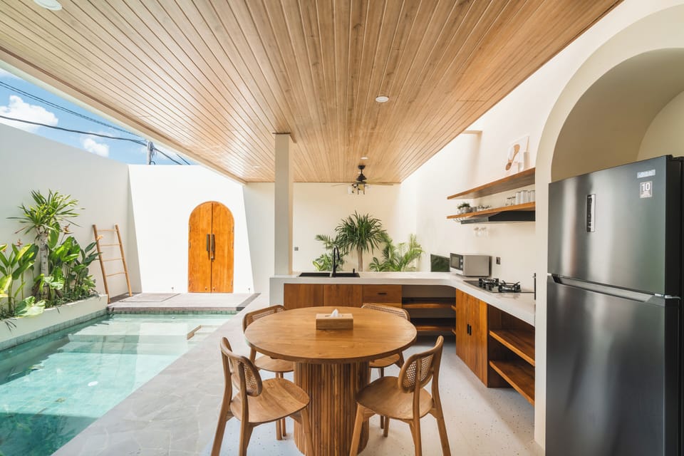 Deluxe Villa, Balcony, Pool View | Dining room