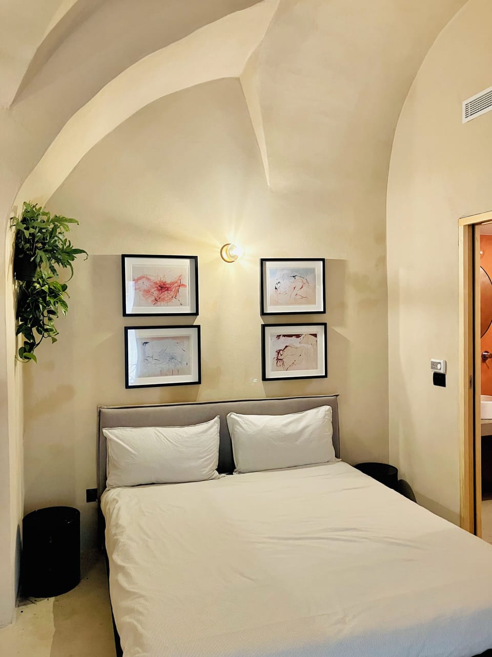 Design Double Room, 1 Queen Bed, Non Smoking, Private Bathroom | Blackout drapes, soundproofing, WiFi (free), bed sheets