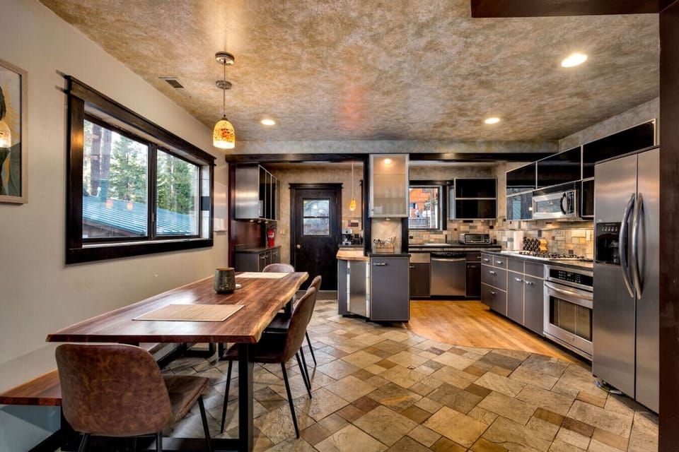 Fully equipped kitchen and dining area, perfect for cooking and enjoying meals with loved ones.