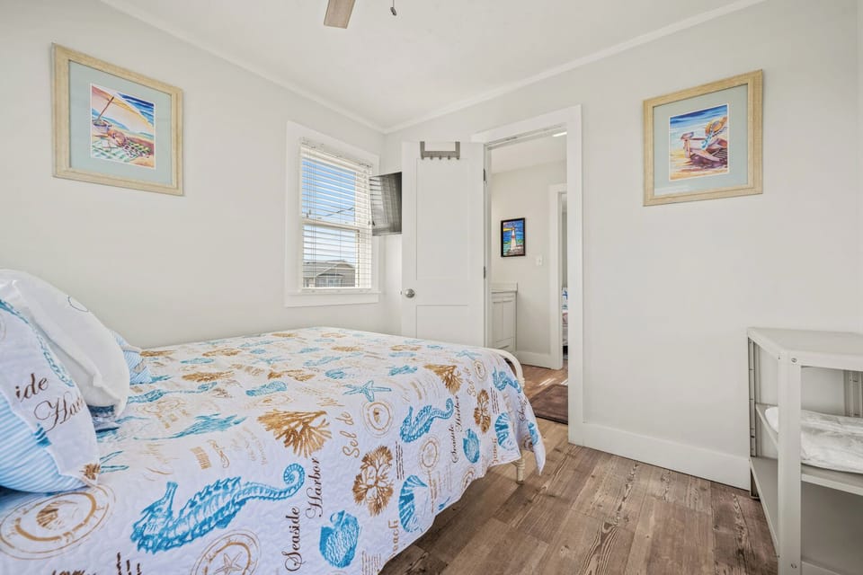 Queen Bedroom with Full Shared Bathroom Access