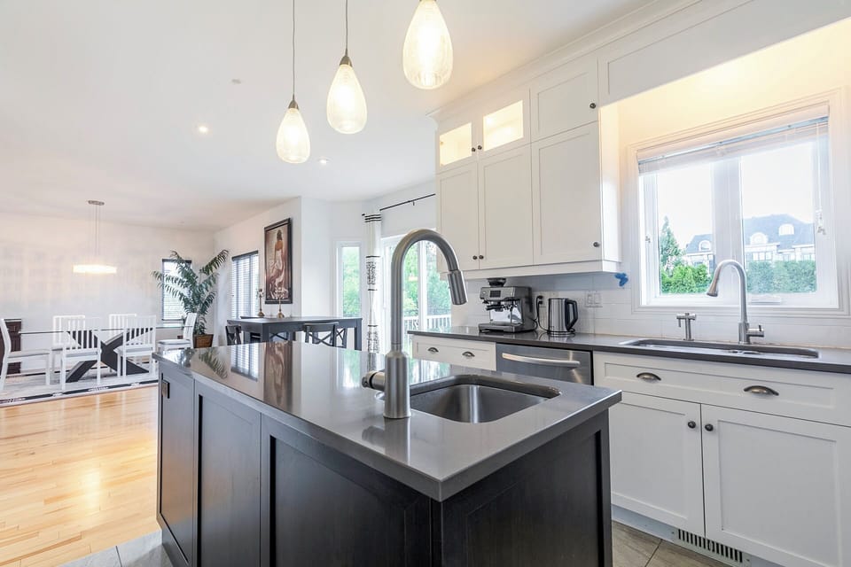 Full Kitchen with Island counter
