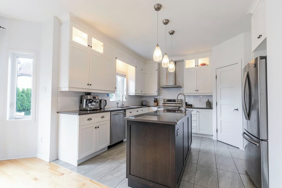 Full Kitchen with Island counter
