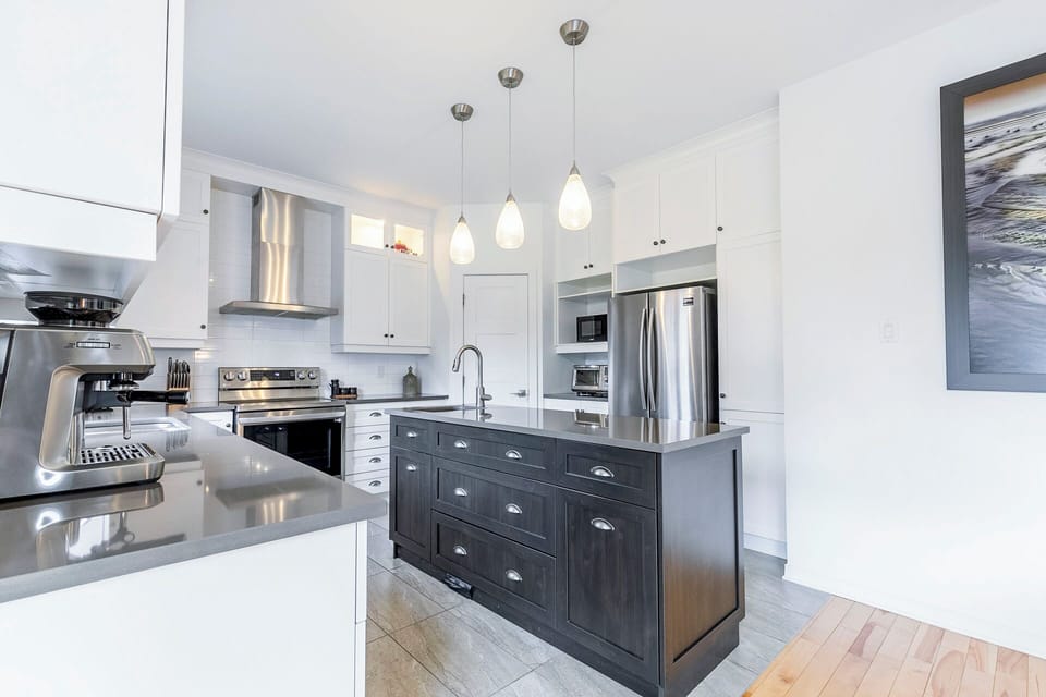 Full Kitchen with Island counter
