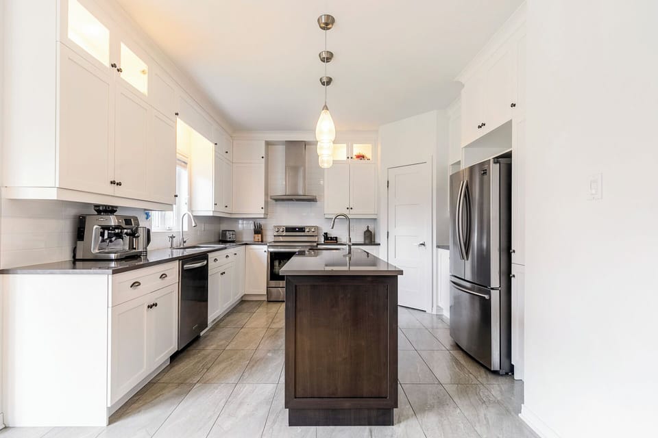 Full Kitchen with Island counter
