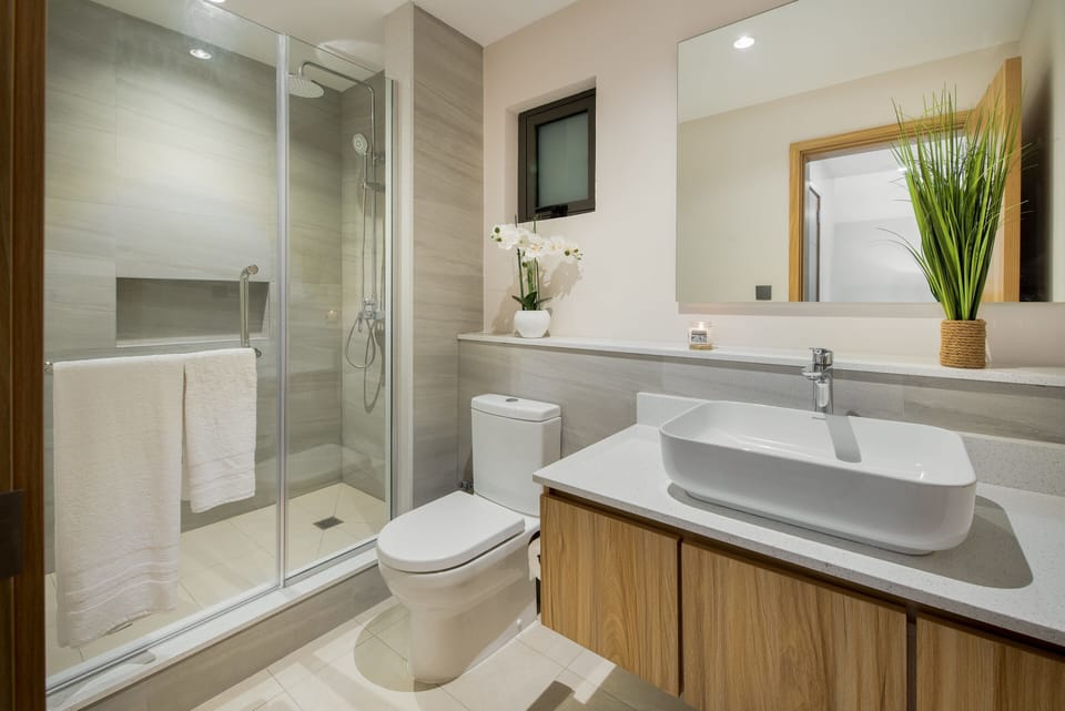 Three-Bedroom Apartment | Bathroom | Hair dryer, towels, shampoo