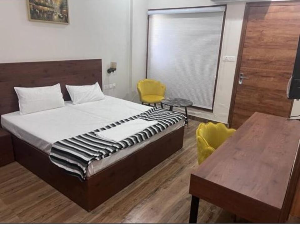 Deluxe Room, Balcony, City View | Desk, free WiFi, bed sheets
