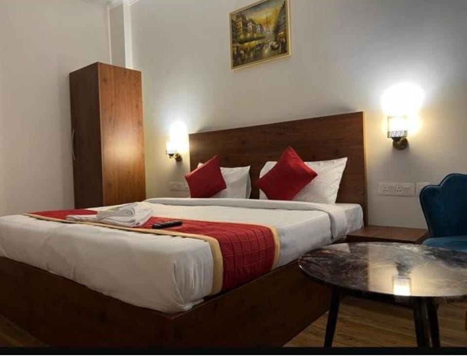 Deluxe Room, Balcony, City View | Desk, free WiFi, bed sheets