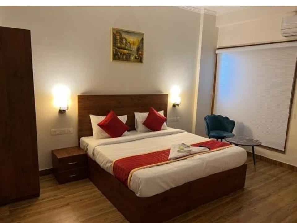 Deluxe Room, Balcony, City View | Desk, free WiFi, bed sheets