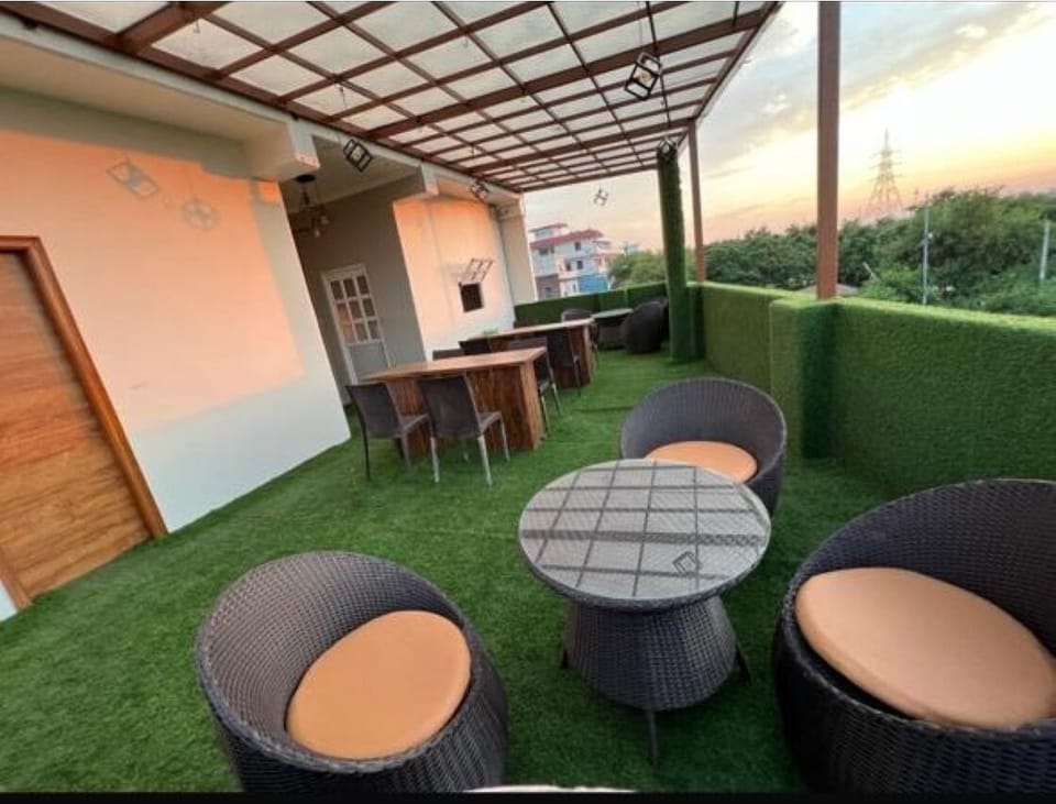 Deluxe Room, Balcony, City View | Living area | 32-inch LED TV with cable channels