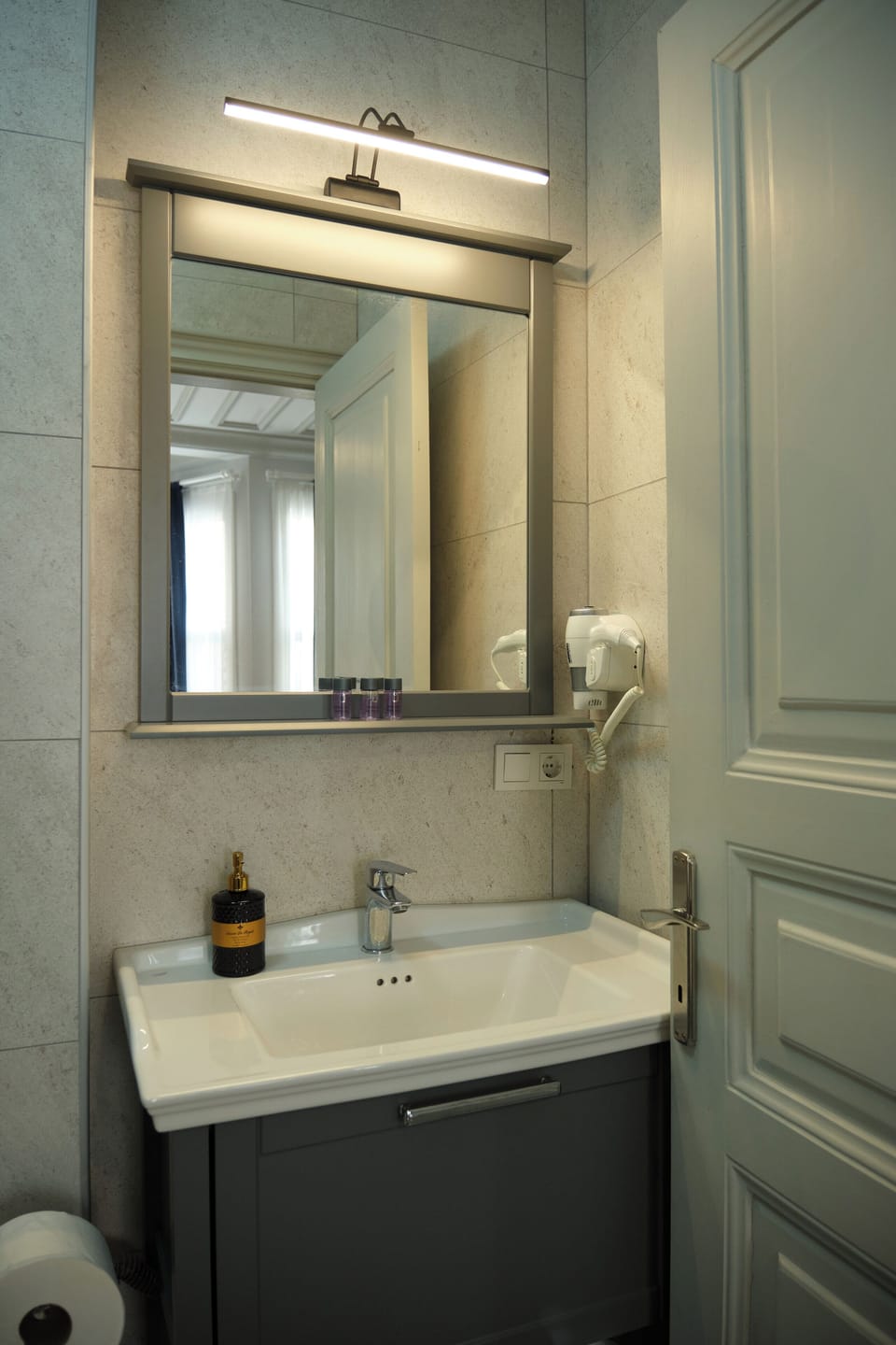 Executive Suite, 2 Bedrooms | Bathroom | Shower, hair dryer, slippers, bidet