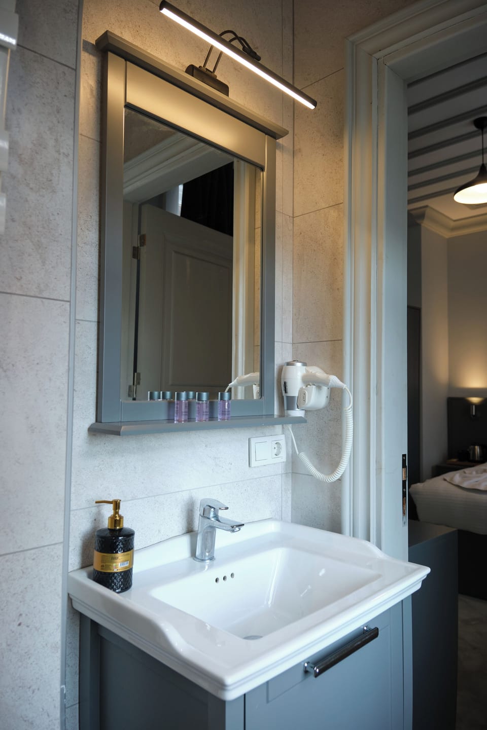 Deluxe Double Room | Bathroom | Shower, hair dryer, slippers, bidet