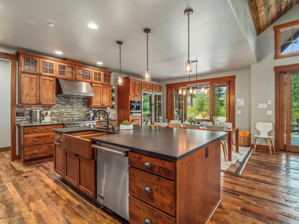 Open Chef’s Kitchen With High-End Appliances + Entertainer’s Dream Setup