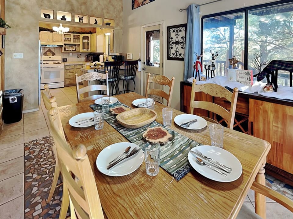 Dining Area - Seating For 6 - First Floor