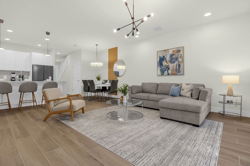 4 bedrooms, desk, high-speed internet