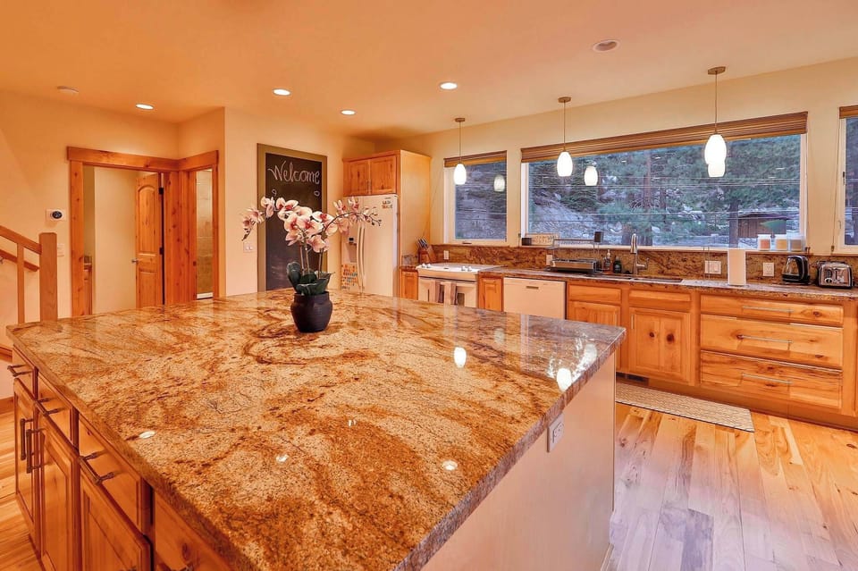 House, Multiple Beds, Patio, Mountain View (The Elevator House) | Private kitchen | Fridge, microwave, oven, stovetop
