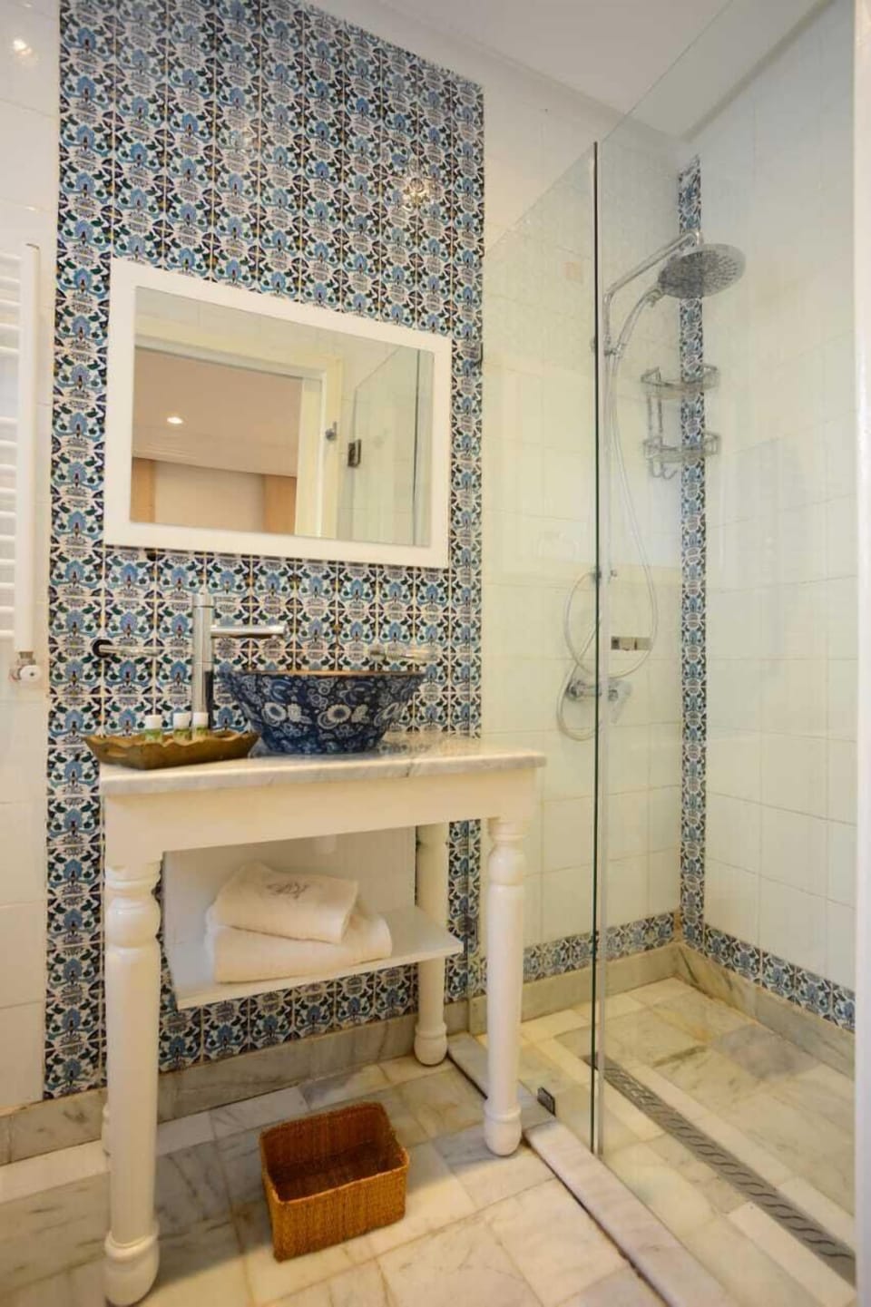 Deluxe House | Bathroom | Towels, soap, toilet paper