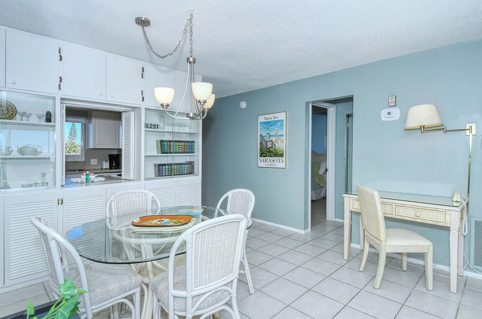 Dining Area - Dining area with seating for 4