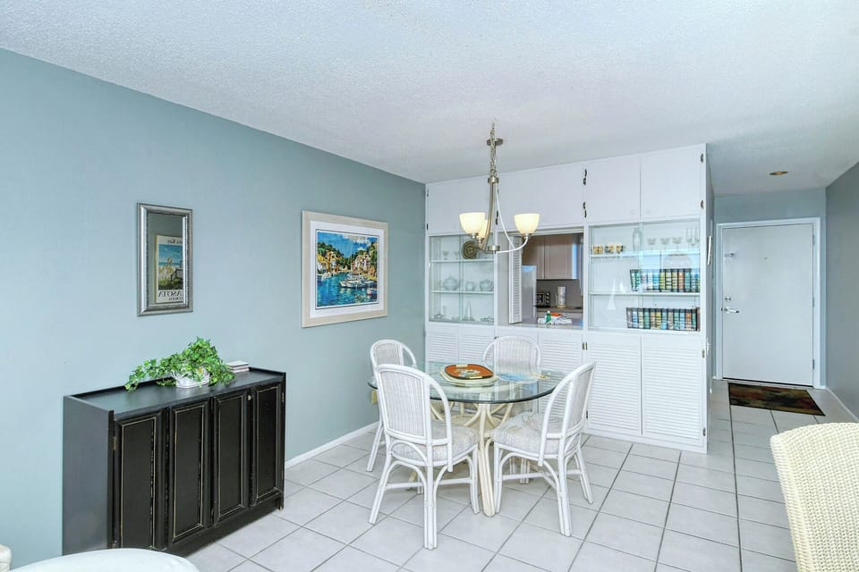 Dining Area - Pass through