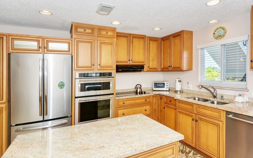 Kitchen - Large island with granite countertops