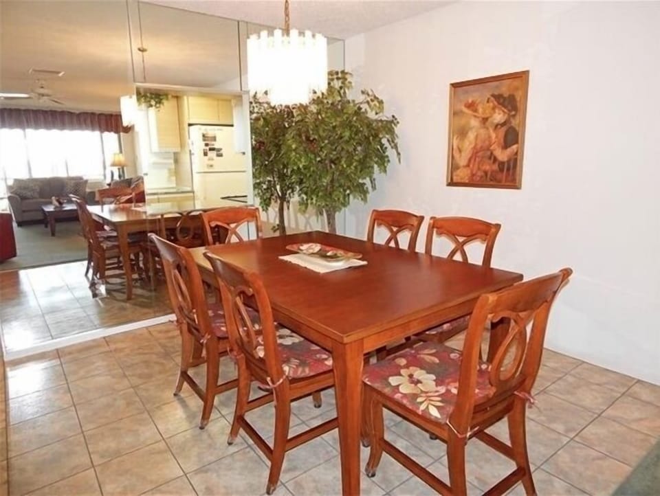 Dining Area - Seating for 6 in the dining area