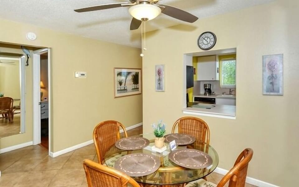 Dining Area - Seating for 4 and pass-through to kitchen