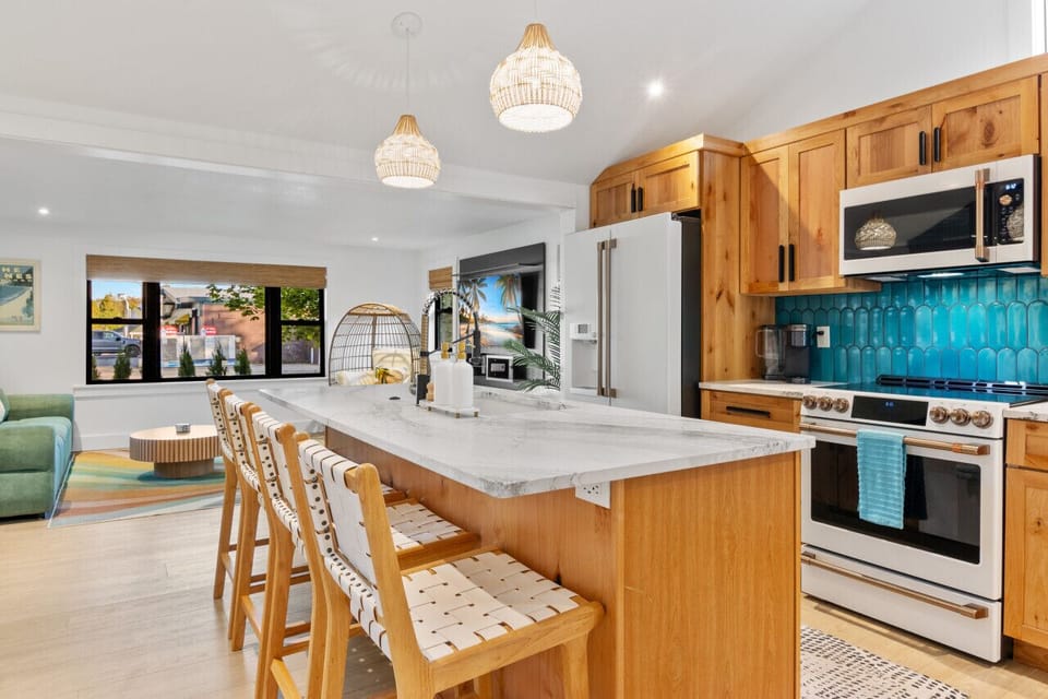 Kitchen (Main Floor)