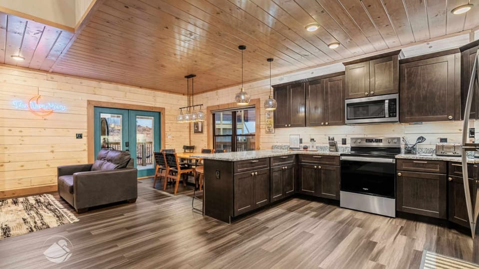 Three Bedroom Cabin Sleeps 10 with Indoor Pool in Gatlinburg nea