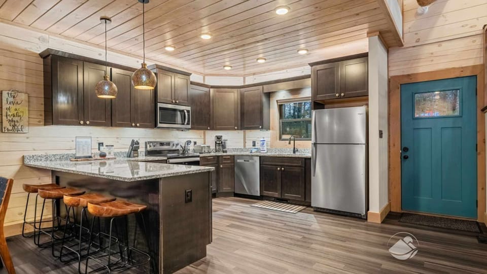 Three Bedroom Cabin Sleeps 10 with Indoor Pool in Gatlinburg nea