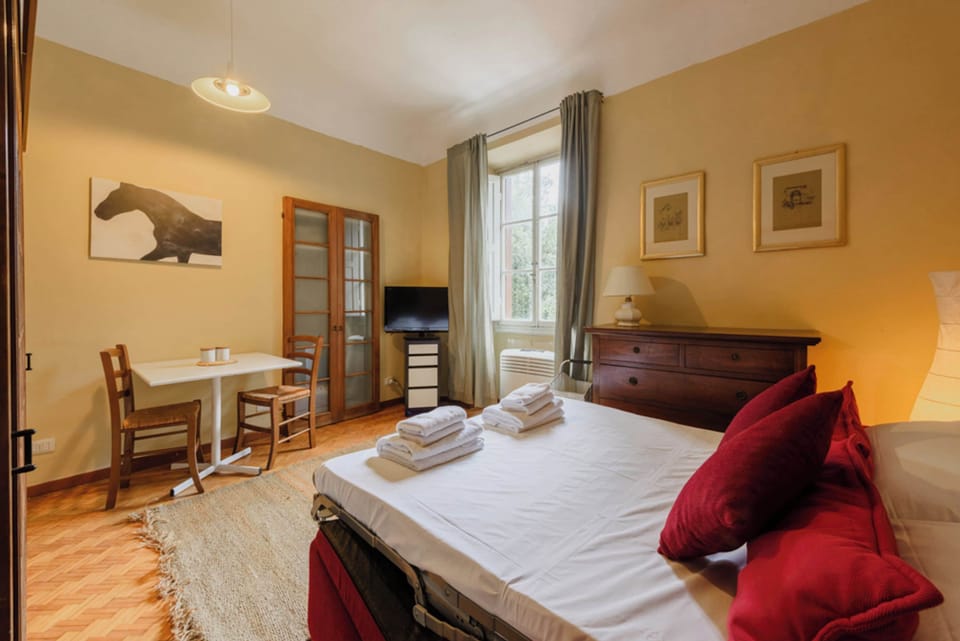 Comfort Studio | Living area | Flat-screen TV
