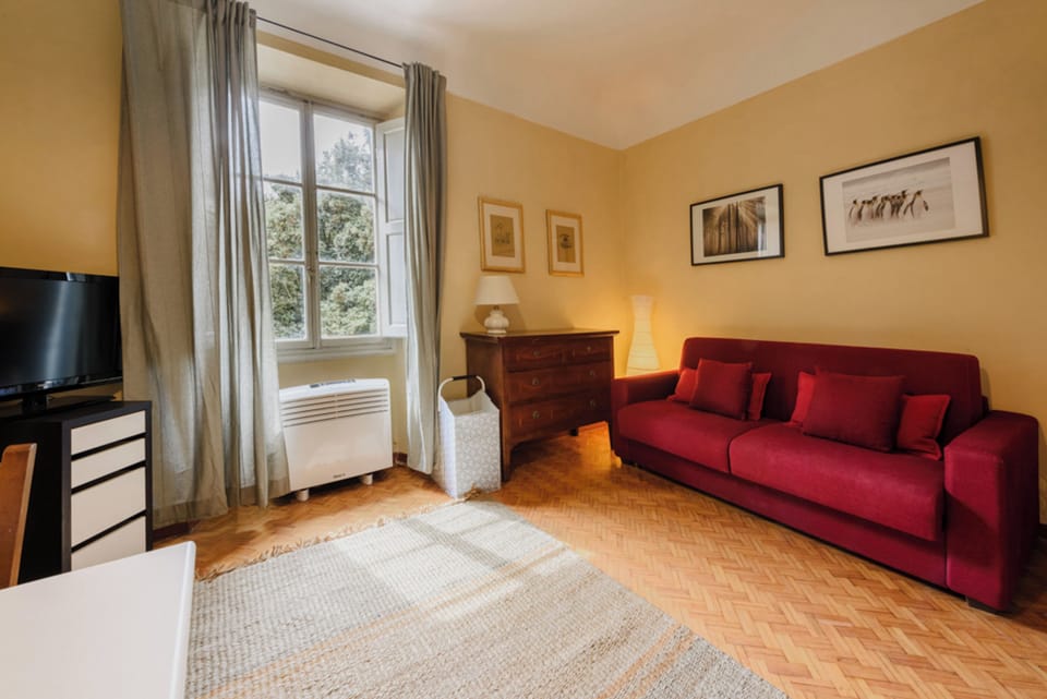 Comfort Studio | Living area | Flat-screen TV