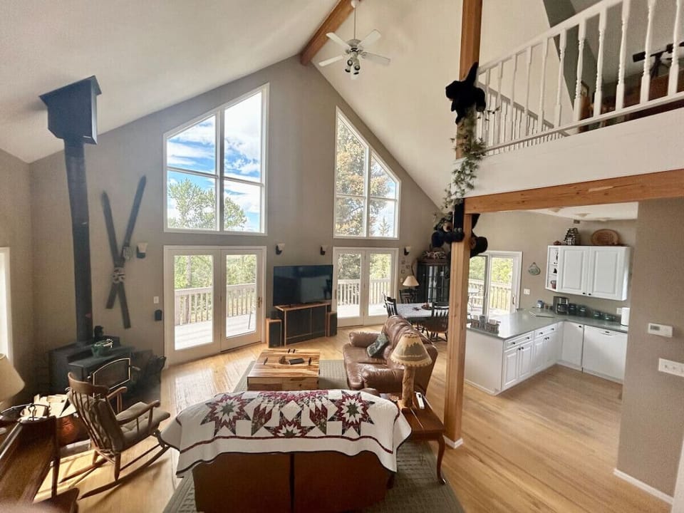 Open-concept living room with a mountain style and view
