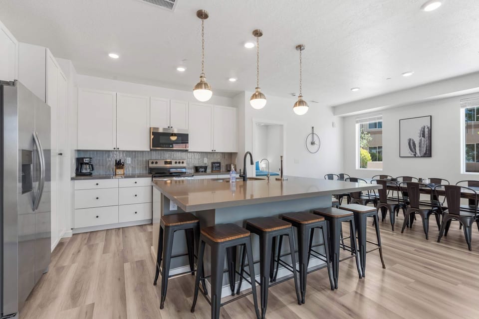 Condo, Multiple Beds, Balcony, Mountain View (Vintage Desert) | Private kitchen | Fridge, microwave, oven, stovetop