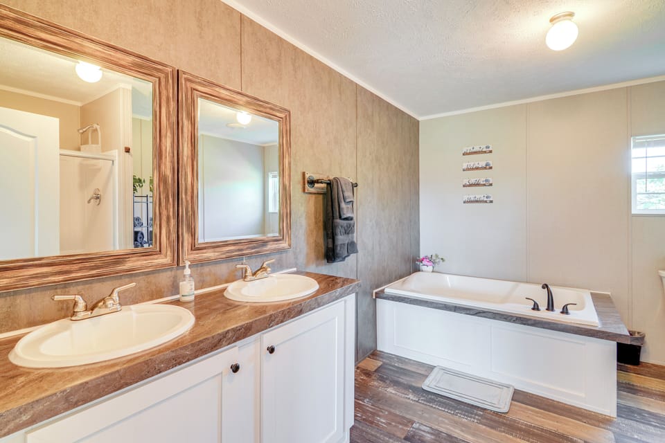 Bathroom | Complimentary Toiletries | Towels Provided