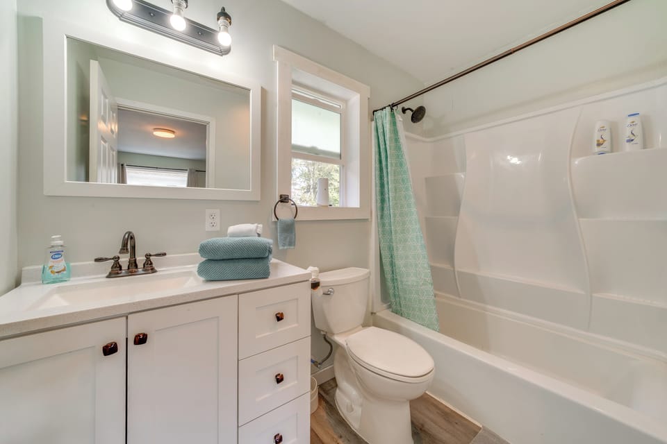 Full Bathroom | 2nd Floor