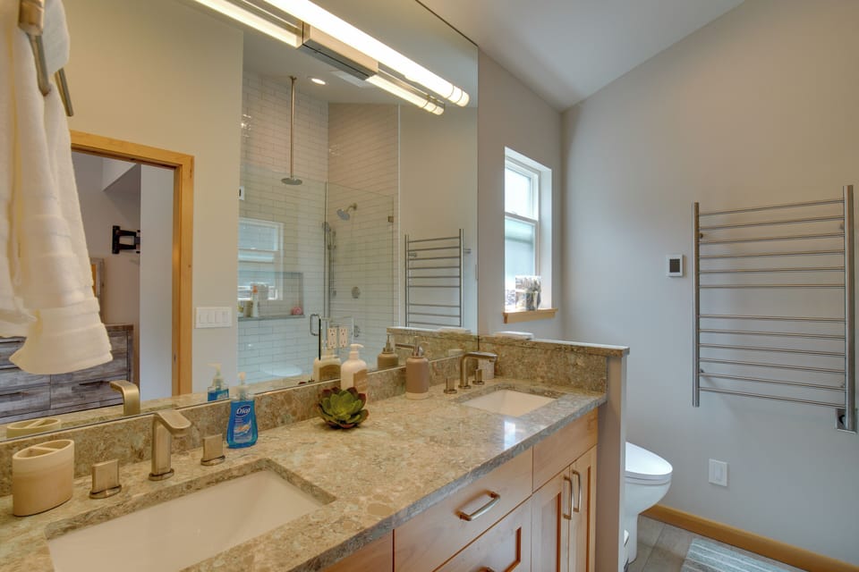 En-Suite Bathroom | Towels & Linens Provided | Main Level