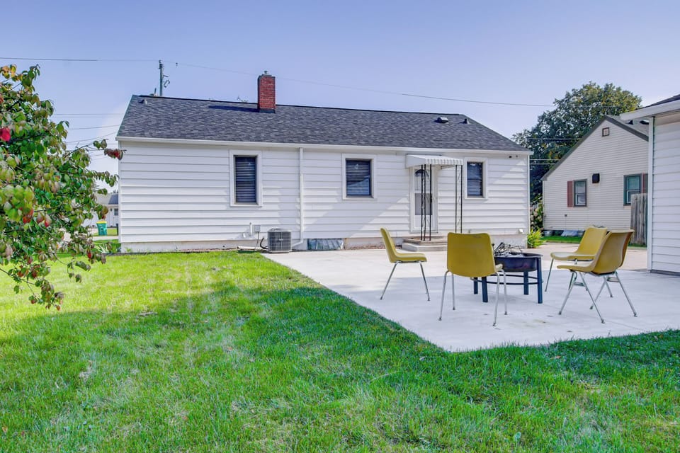 Private Yard | Wood-Burning Fire Pit | Charcoal Grill