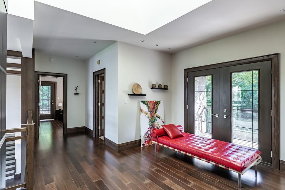 Upper Level Hallway &amp; Seating