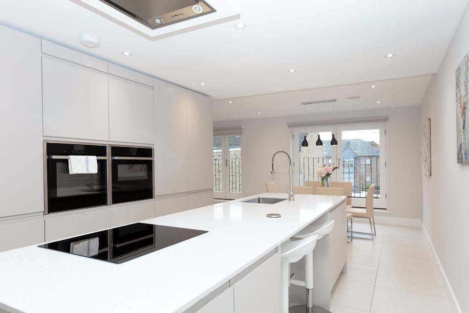 Deluxe House | Private kitchen | Full-size fridge, microwave, oven, stovetop