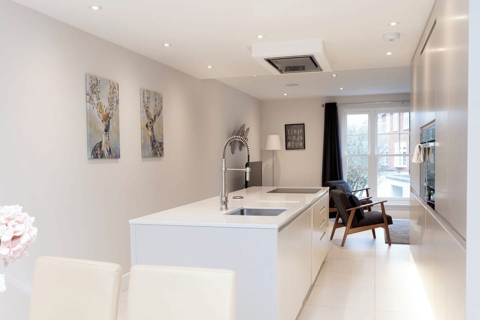 Deluxe House | Private kitchen | Full-size fridge, microwave, oven, stovetop