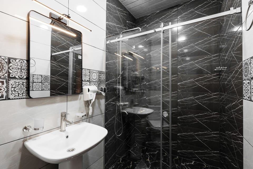 Panoramic Room, Sea View | Bathroom | Shower, free toiletries, hair dryer, bathrobes