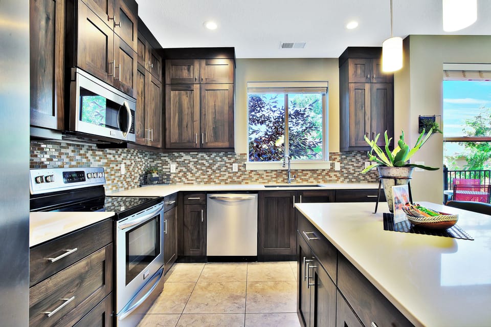 Family House | Private kitchen | Full-size fridge, microwave, oven, stovetop