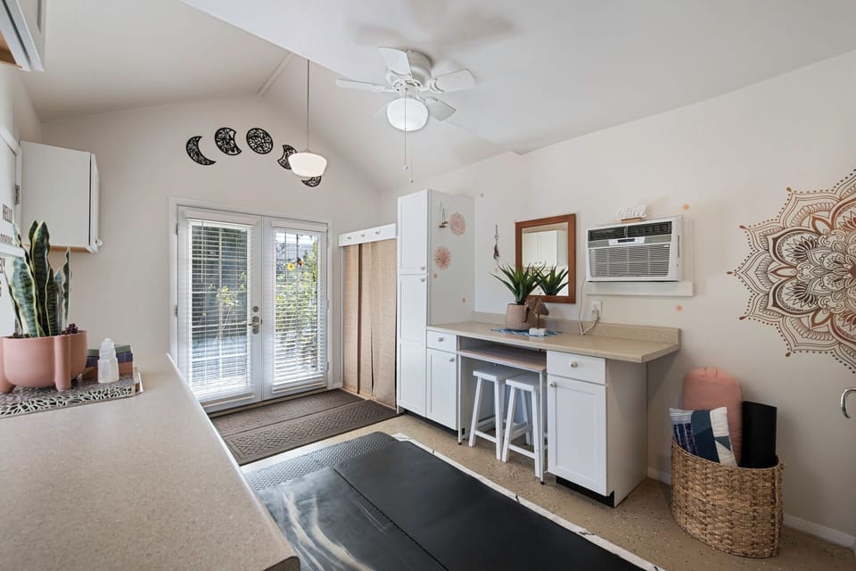 Small hand weights and yoga mats included in the Zen Den. 